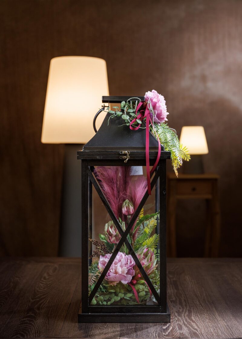 Lanterna in legno con fiori