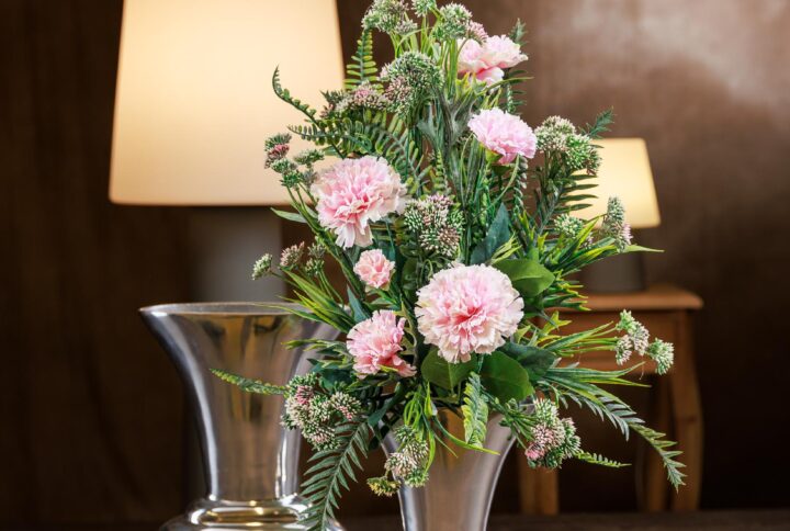 Mazzo fiori artificiali per loculo con Garofani rosa in vaso