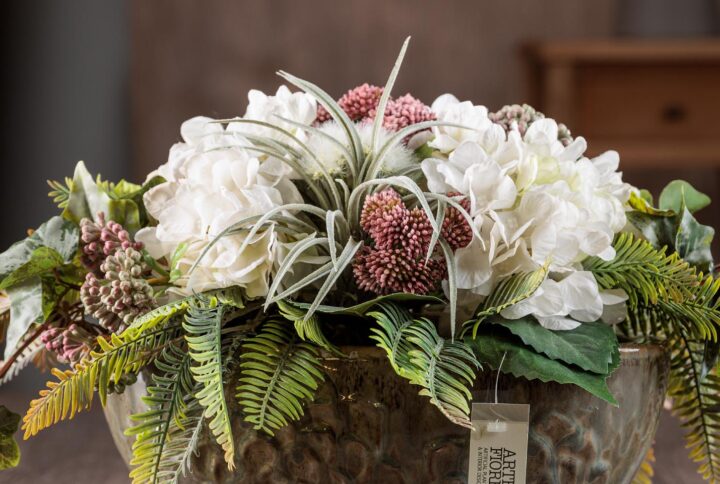 Composizioni di fiori finti artificiali con ortensie in vaso di ceramica con bacche