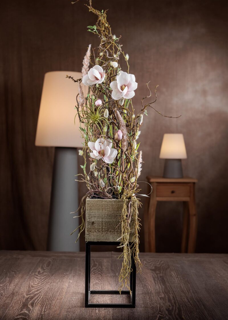 Composizione di fiori artificiali finto con Magnolie stretta