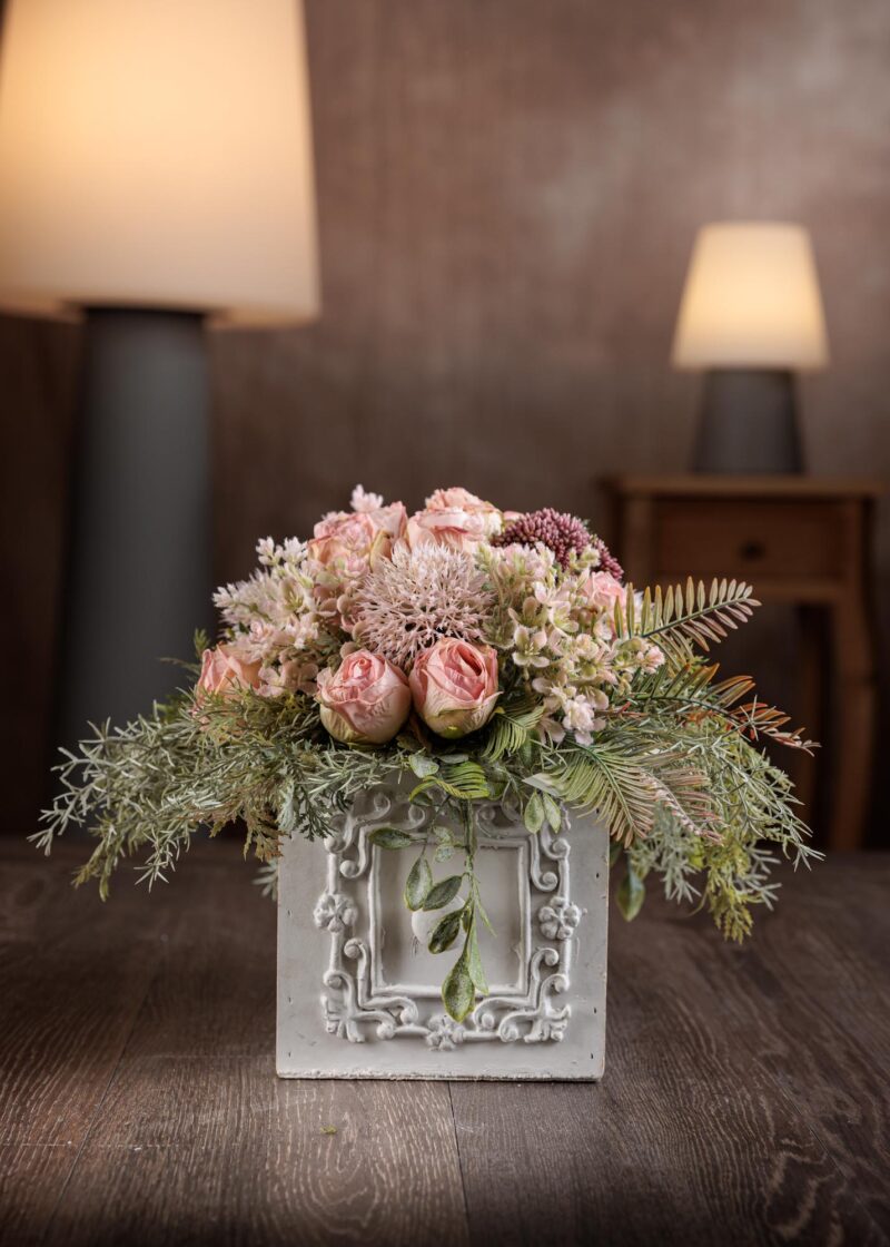 Composizione di fiori artificiali finti con roselline e vaso in ceramica decorato