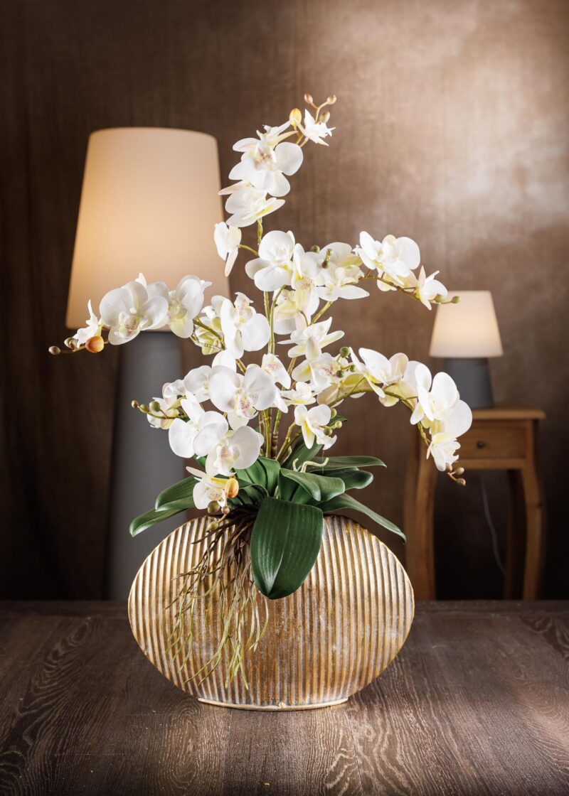 Composizione di fiori artificiali finti con orchidea e vaso dorato