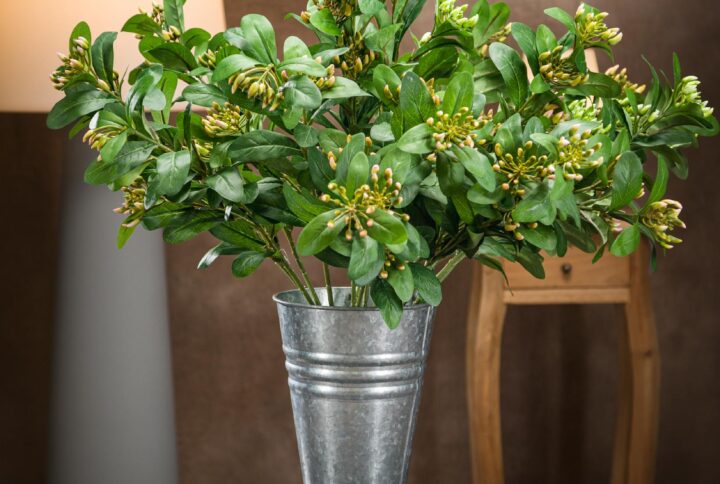 Ramo di verde artificiale che sembra vero di Gelsomino in vaso alto con bacche
