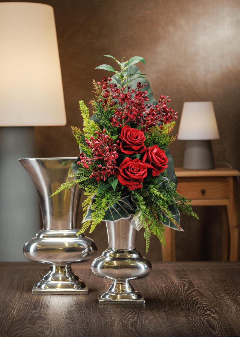 mazzo di fiori finti per cimitero con rose rosse e bacche, in vaso