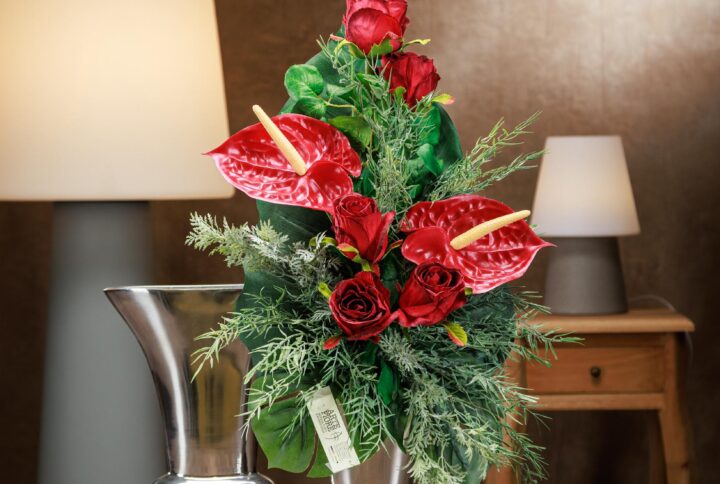 Mazzo di fiori finti che sembrano veri con anturium'e rose rosse in vaso