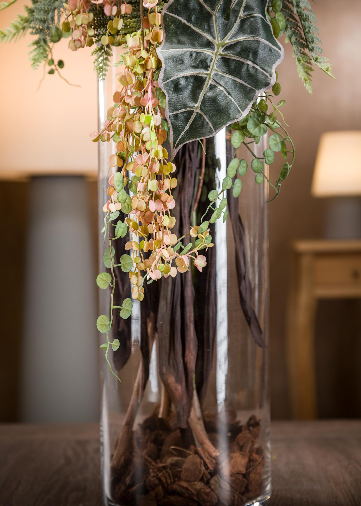 Composizione di fiori artificiali con Pampas in vaso di vetro alto trasparente