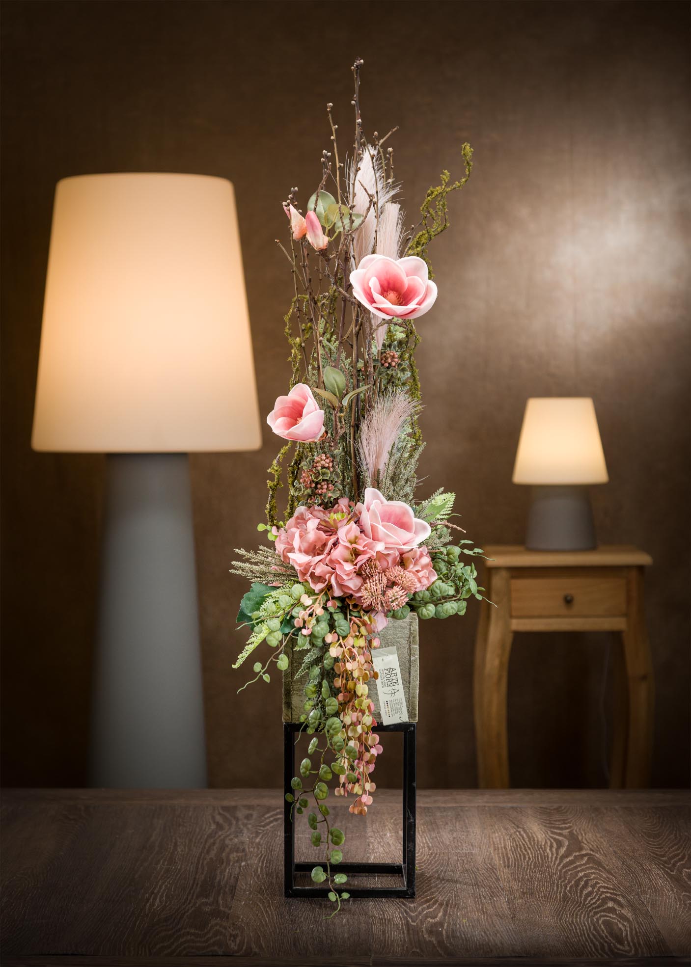 Composizione di fiori artificiali con Peonie, Pampas e Ortensie rosa piccola