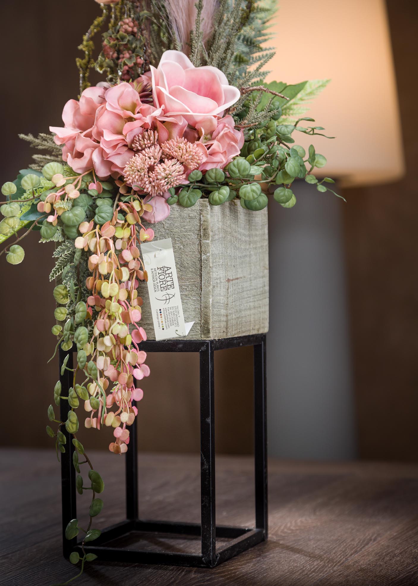 Composizione di fiori artificiali con Peonie, Pampas e Ortensie rosa piccola