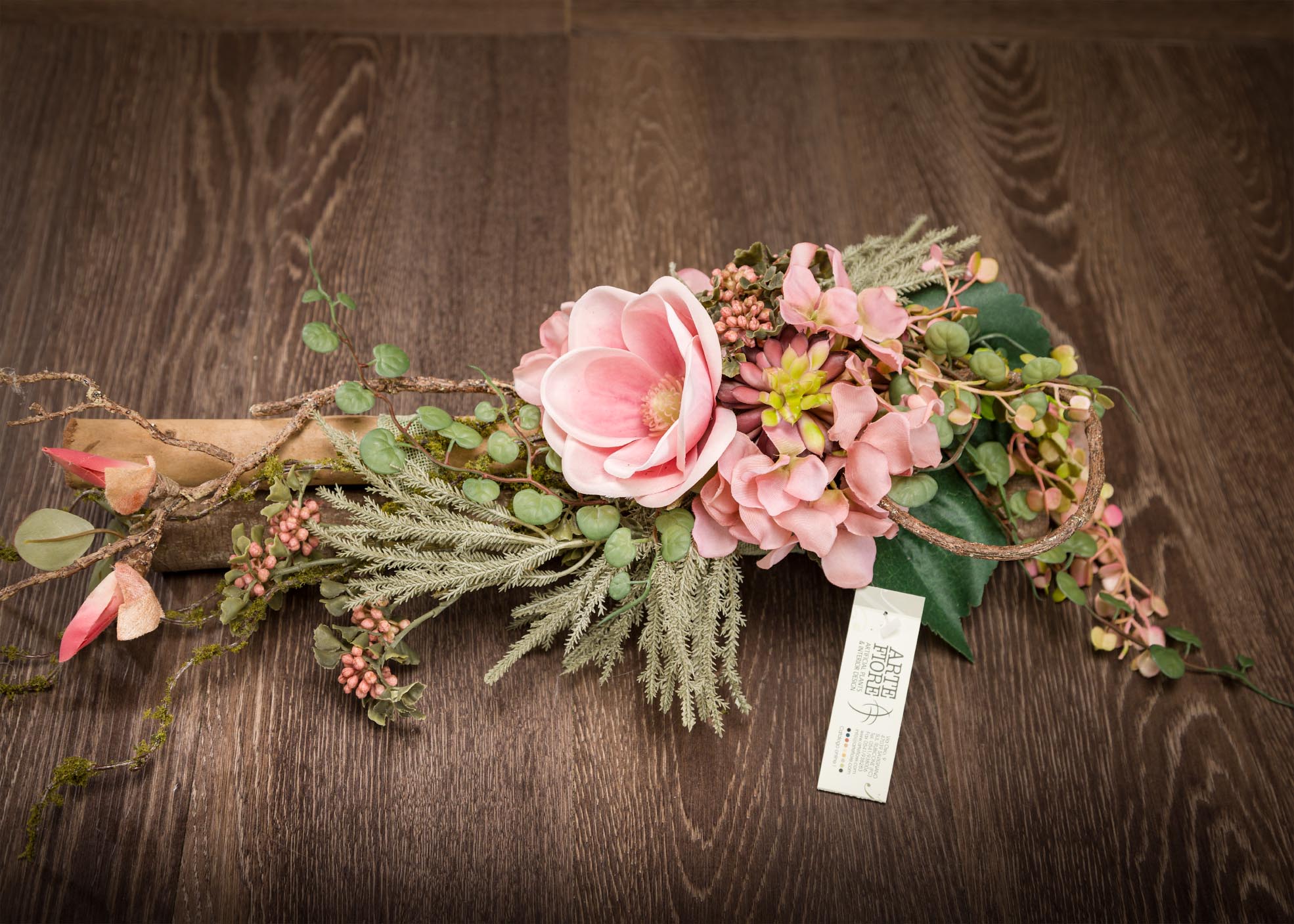 composizioni di fiori con ortensie su tronco di legno