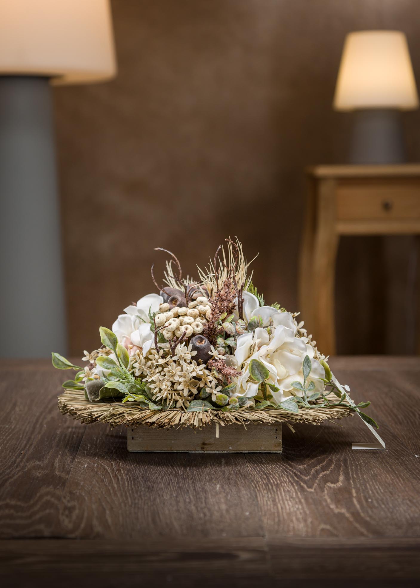 Composizione centro tavola fiori finti con vaso paglia