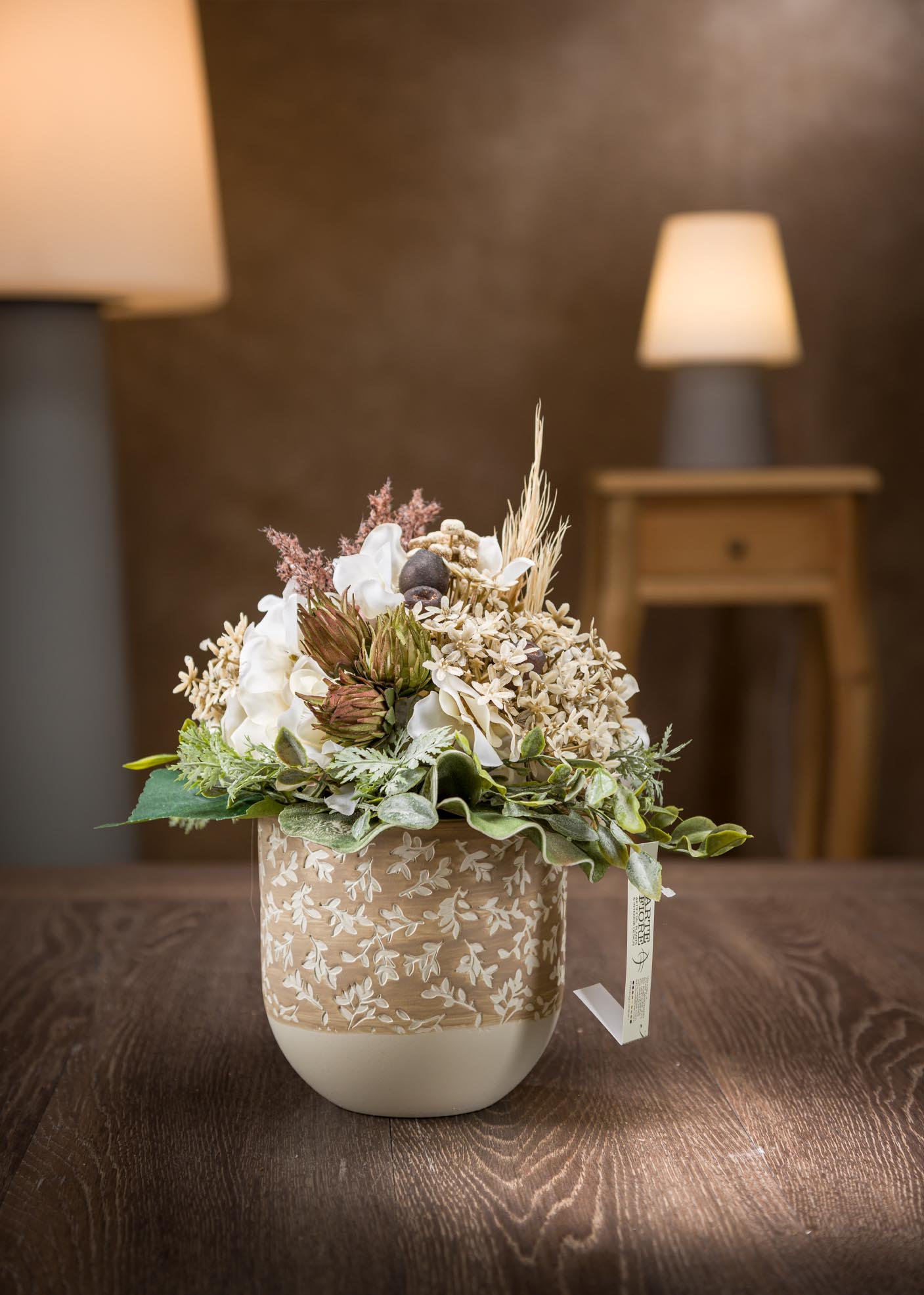 Composizione fiori per compleanno media in vaso ceramica panna e marrone