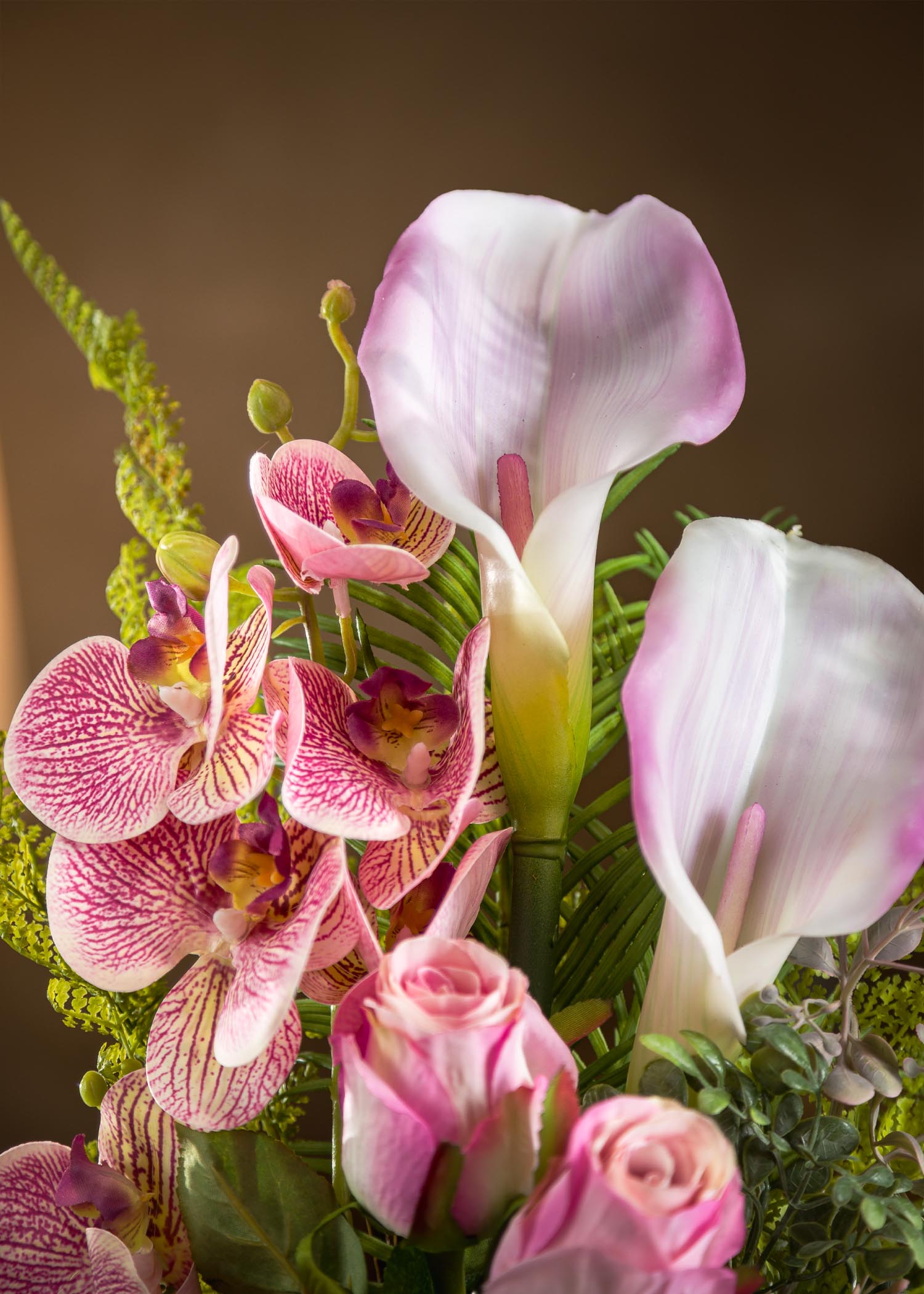 Orchidee Finte Bellissime in un mazzo di fiori per cimitero con calle in lattice